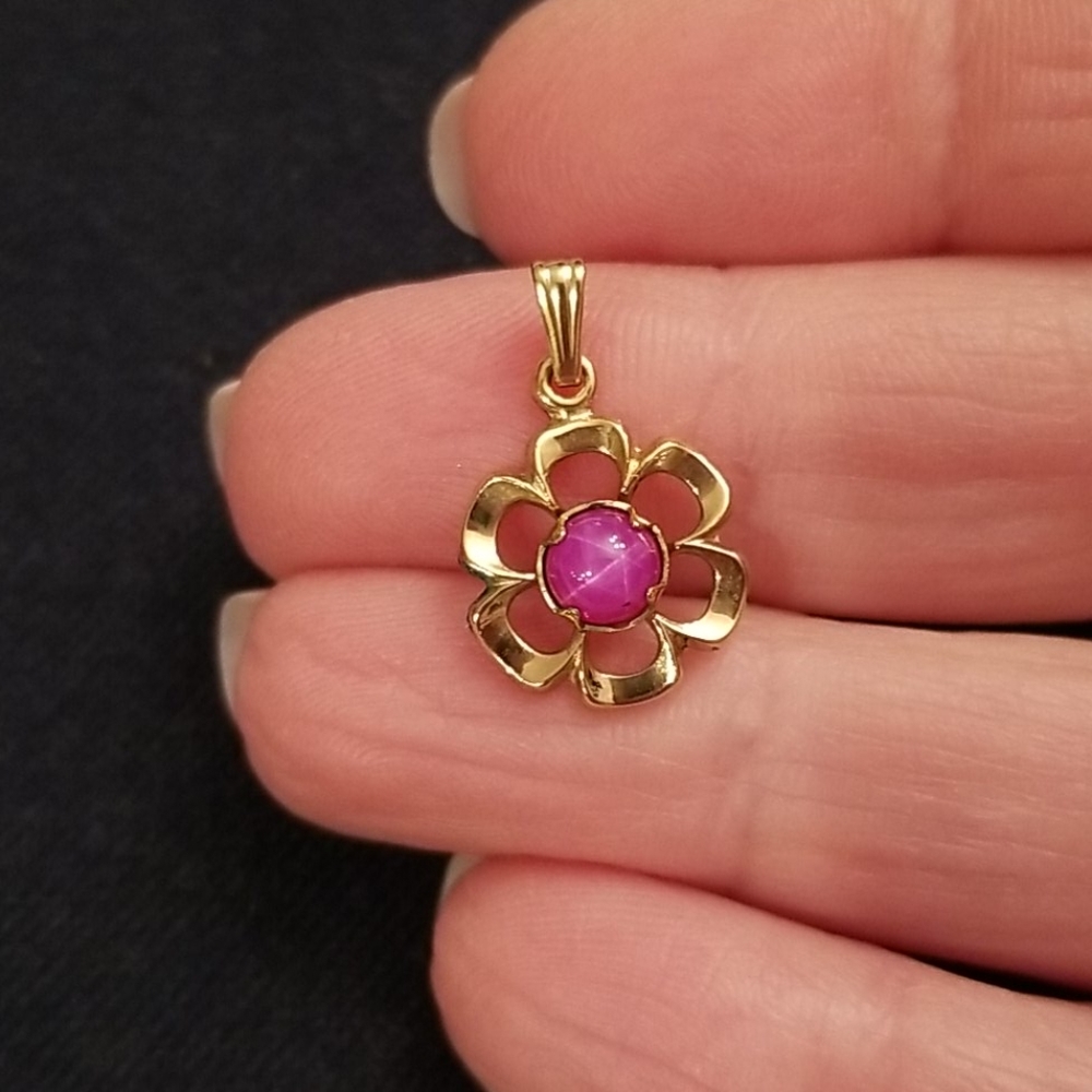 Moonstone gold flower pendant - Picture 2 of 5